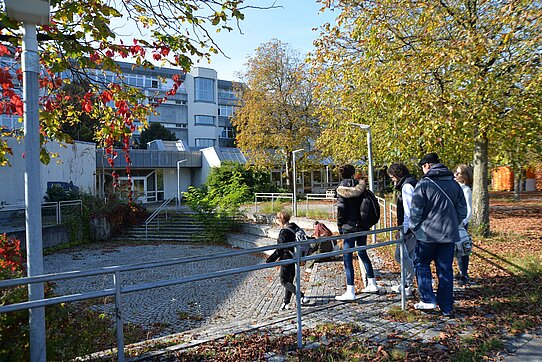 Herbstbild Schulgebäude Rückansicht